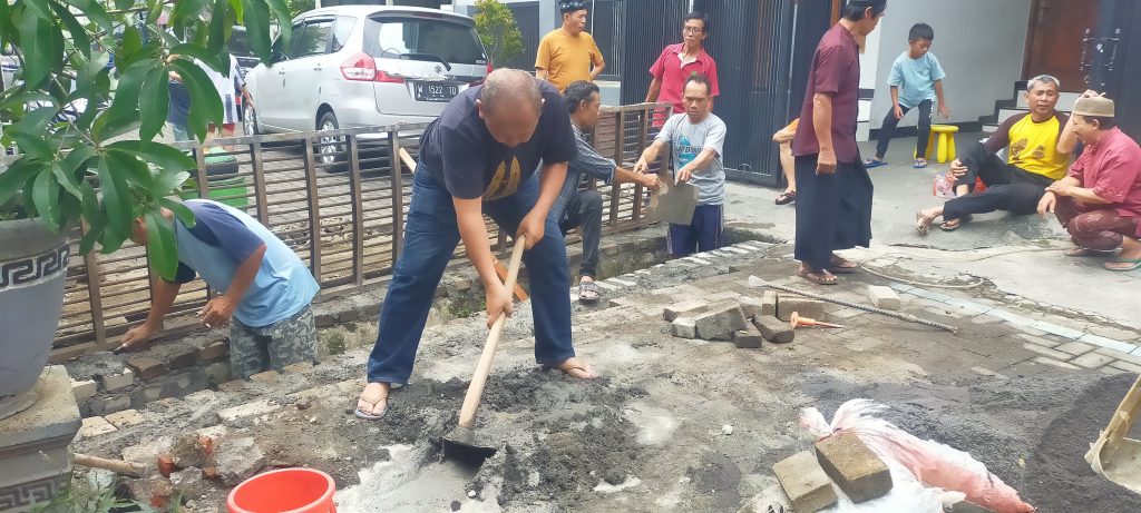 Warga RT 8 dan RT 11 Bersama Ketua RW 11 Pardiman, Kerja Bakti Pengecoran Gril Gorong-Gorong di Jalan Poros RW 11 Merjosari, Malang