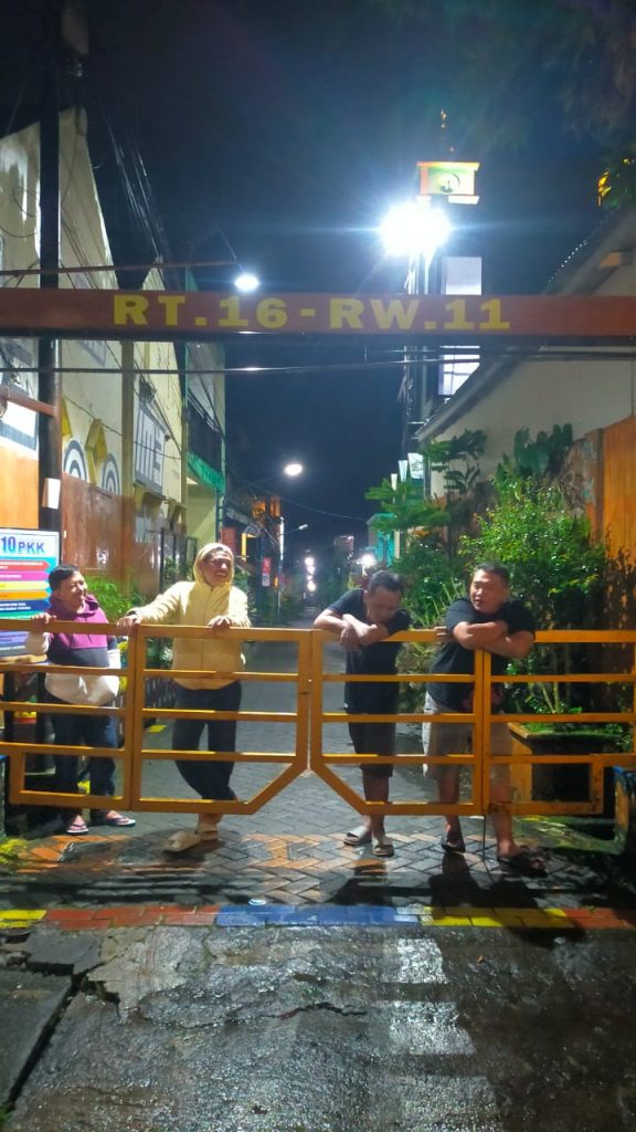 Peningkatan Keamanan di RW XI Merjosari: Portal di Semua Gang sebagai Langkah Preventif