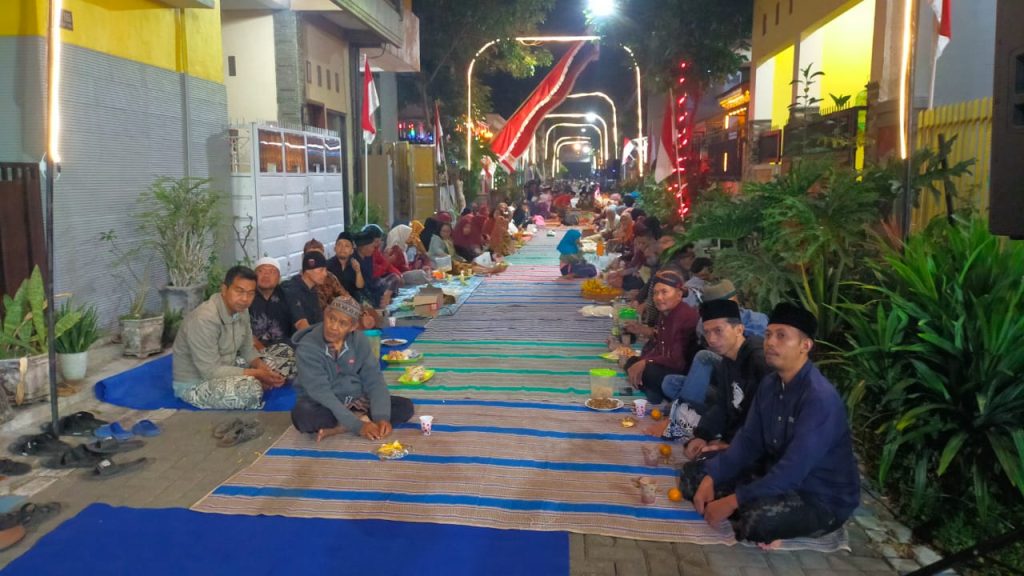 Ribuan Warga Meriahkan Tradisi Barikan RW 11 Merjosari dalam Rangka HUT RI ke-80