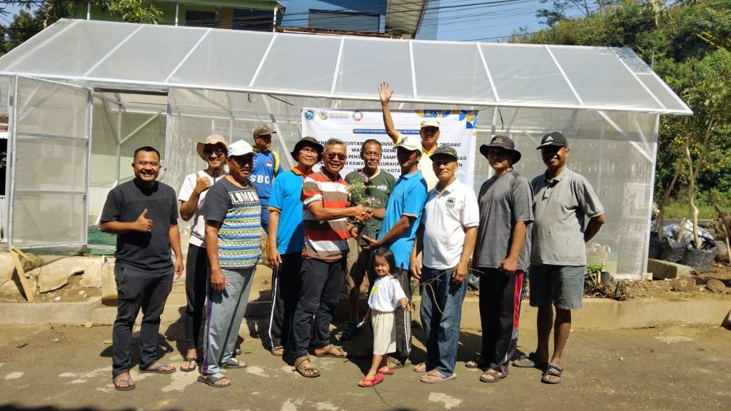 Atasi Masalah Sampah Komunitas, Tim Pengabdi UM dan UB Inisiasi Program SOIMA dan Green House di RW XI Merjosari
